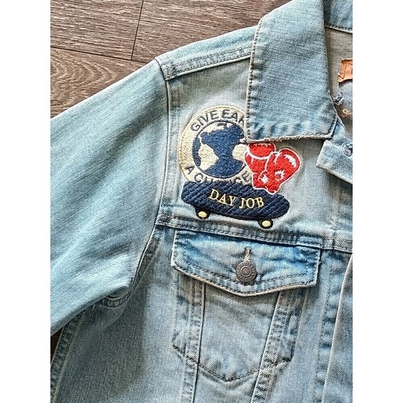 Levi's Jean Jacket Size Medium Women's Decorated Patches Distressed Light Rinse - Picture 3 of 10